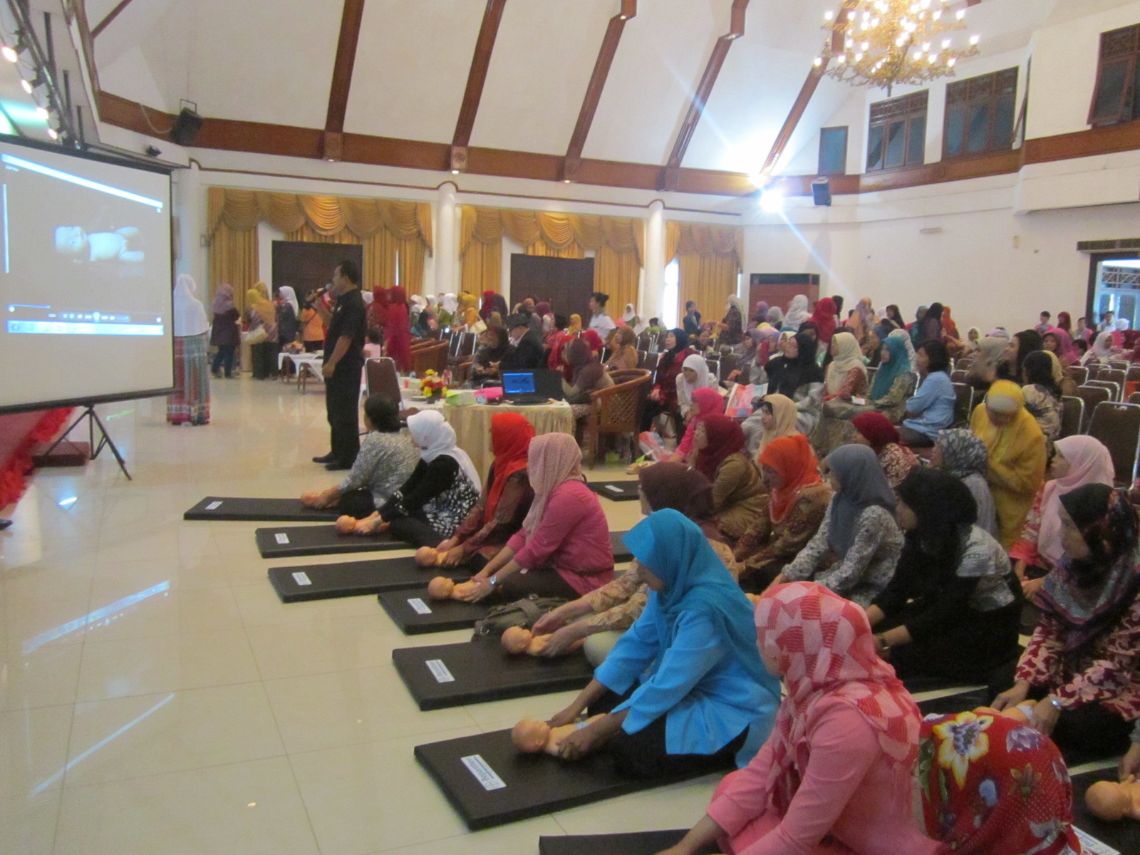 Suasana Praktek Pelatihan Pijat Bayi Cabang IBI Jakarta Timur Bekerja 