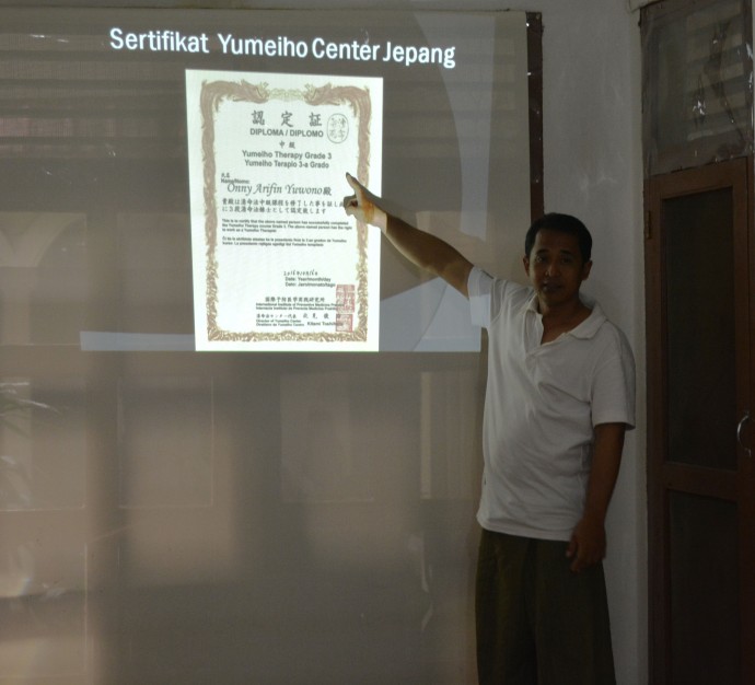 Penjelasan tentang Sertifikat Resmi Yumeiho oleh Bapak Yuwono di Seminar & Workshop Yumeiho Indonesia di Indonesia